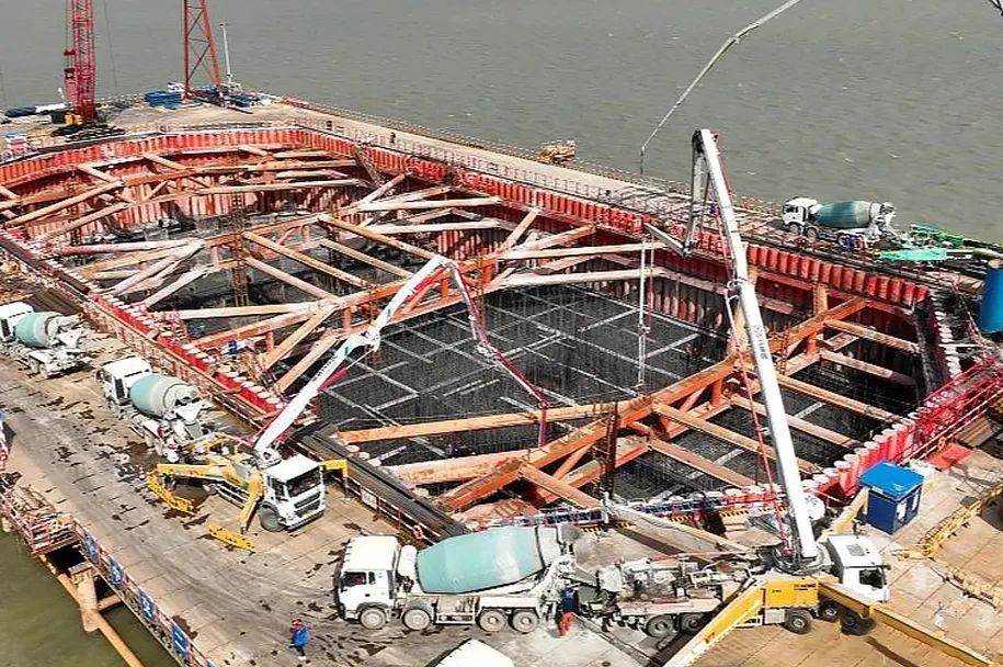 徐工泵車再筑“世界之最”張靖皋長江大橋！