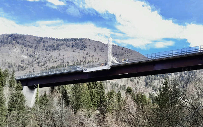 背靠阿爾卑斯山脈，徐工橋梁檢測車“C位”打卡