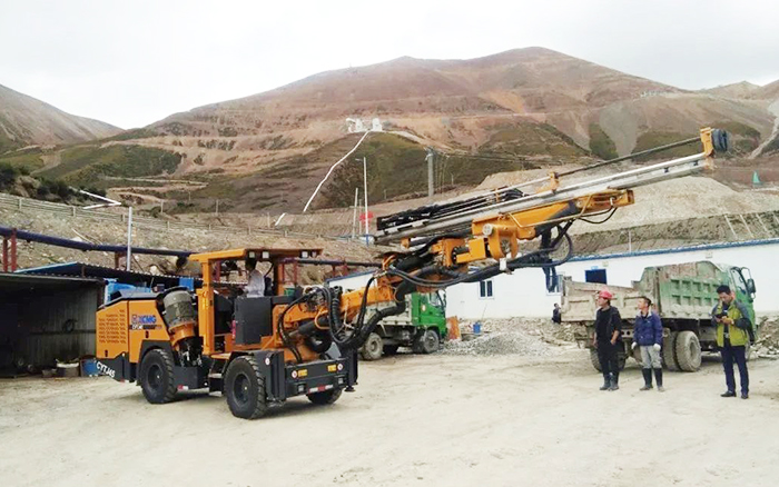 鐵礦開采，徐工礦用液壓掘進(jìn)鉆車先入為主！