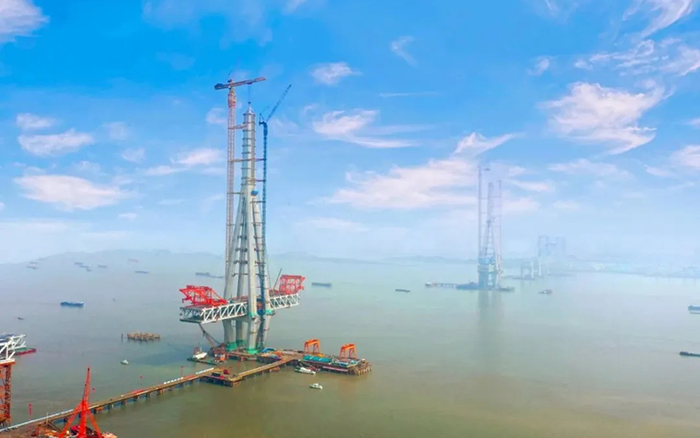 徐工建設！世界最高橋塔常泰長江大橋主塔順利封頂！