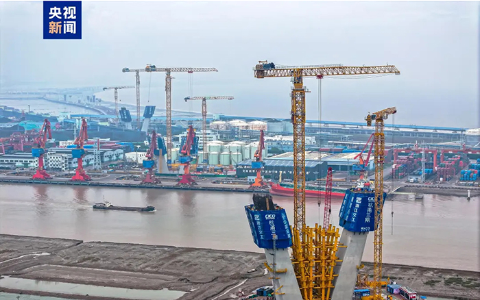 央視聚焦！徐工超大塔助建世界級橋梁工程！
