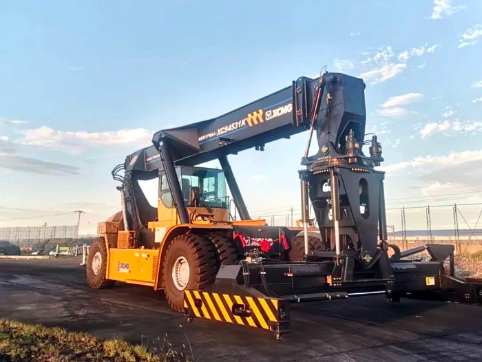 以質提速！徐工傾斜吊具正面吊分鐘級響應保障運輸安全暢通