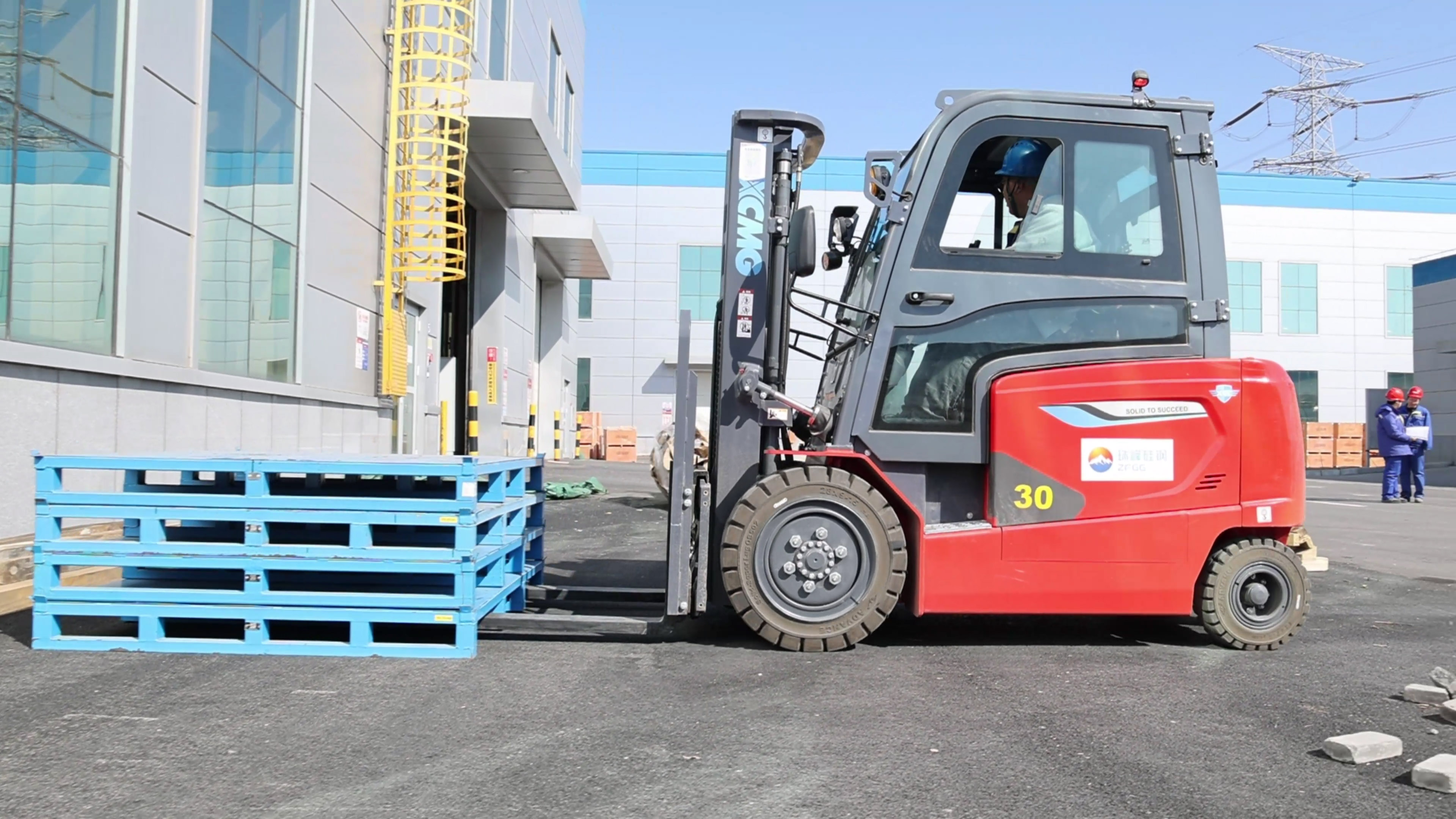 小巧精悍，徐工鯤鵬系列電動平衡重叉車制造業大展身手