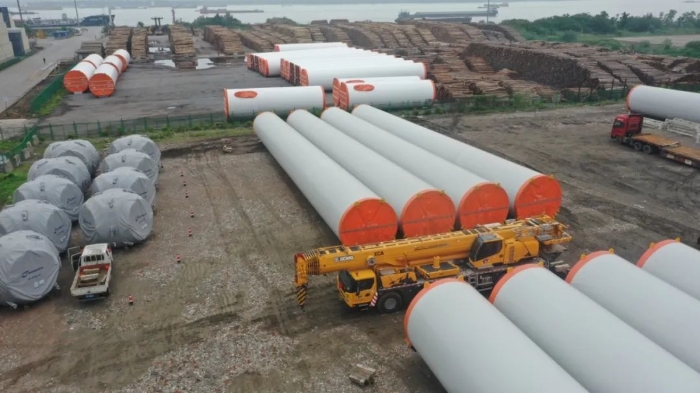 空間太??？在下徐工G2代可變支腿，百噸塔筒在港口“穩(wěn)運”！