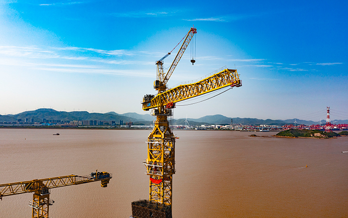 雙塔筑脊梁！徐工超大塔助建世界級大橋
