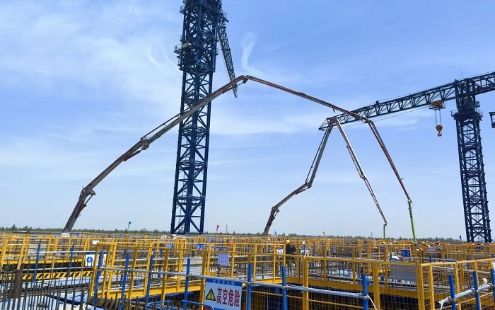 72米巨臂顯神威！徐工“鋼鐵俠”集結漢南長江大橋