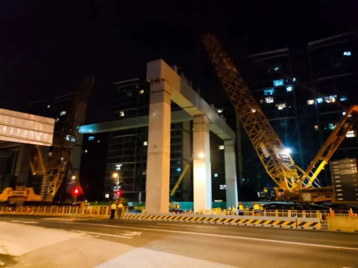 雙機聯動，毫米操控！徐工XGC11000高效破解高架橋施工難題