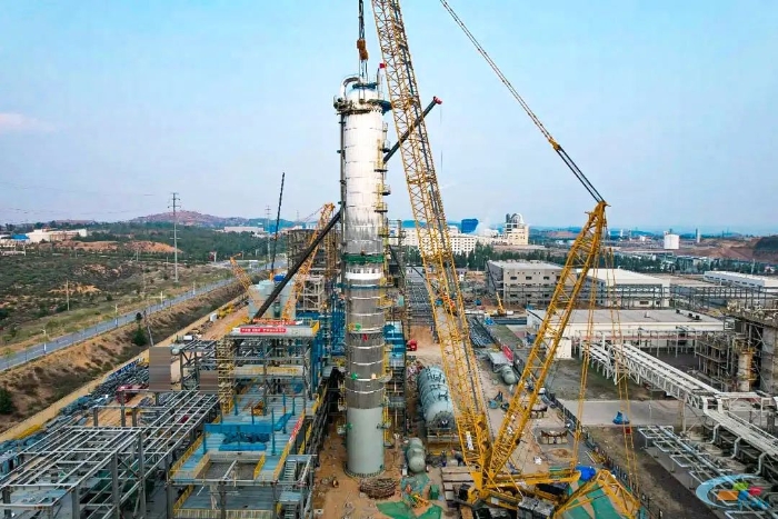 二十載老將再建功！徐工QUY450協助XGC12000輕松搞定百噸精餾塔