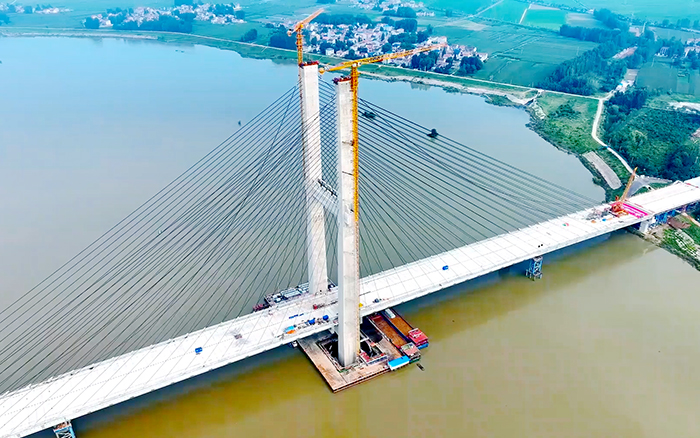 順利合龍！雙塔助建國內最大跨徑組合梁獨塔斜拉橋