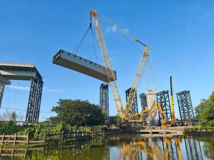 螺螄殼里做道場？徐工XGC11000高架旁上演“極限操作”