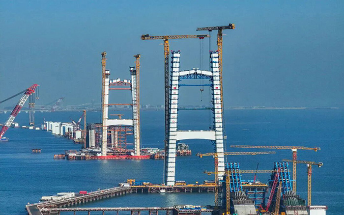 超級(jí)工程，徐工“雙塔”助力封頂！