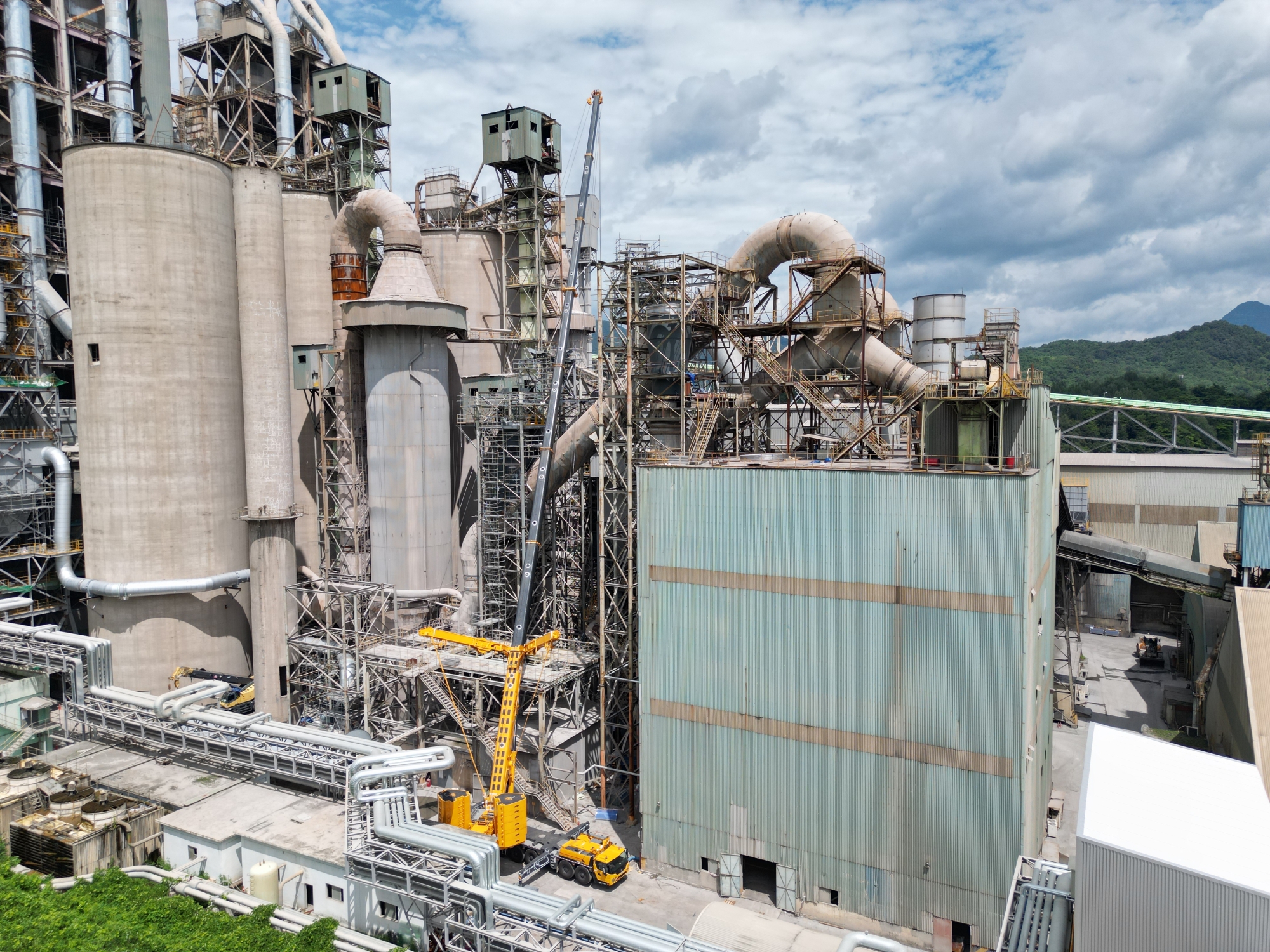 高效精準，穩如磐石——徐工XCA450_K全地面起重機助力現代水泥廠核心設備吊裝