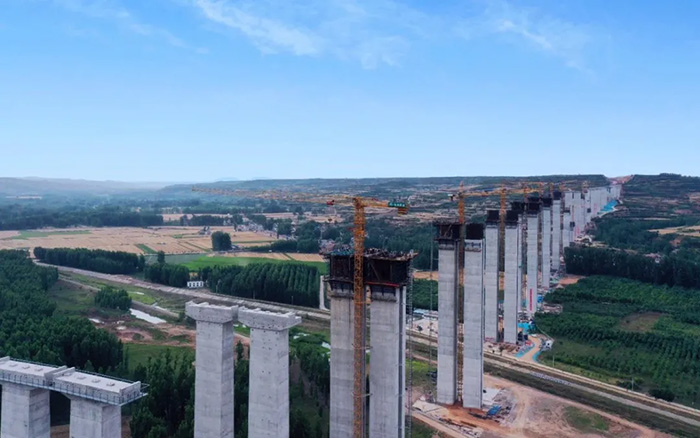 云端大片！看徐工“進(jìn)擊的巨人”如何“牽線搭橋” ？